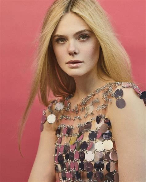 Paco Rabanne choisit Elle Fanning comme égérie de .